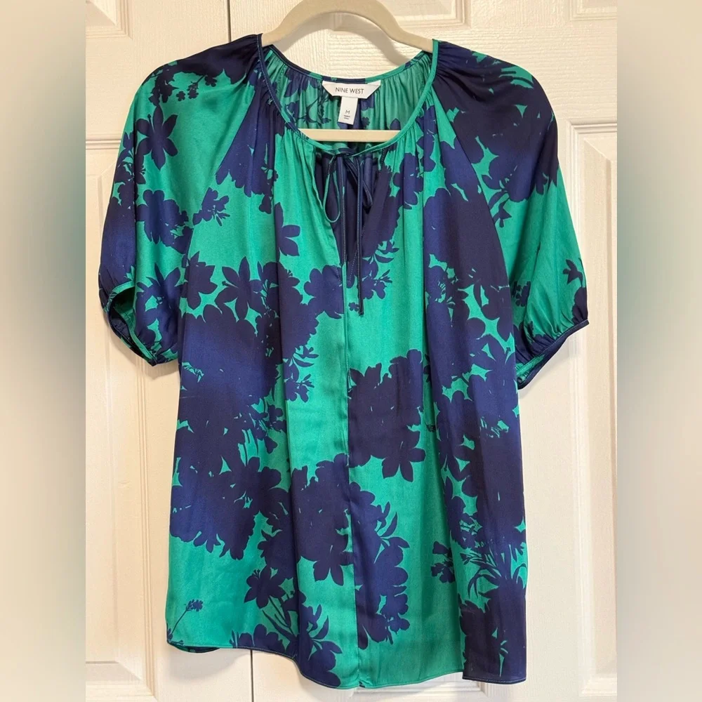Nine West Green and navy Floral blouse with tiny neck ,short sleeve. M - Picture 2 of 6